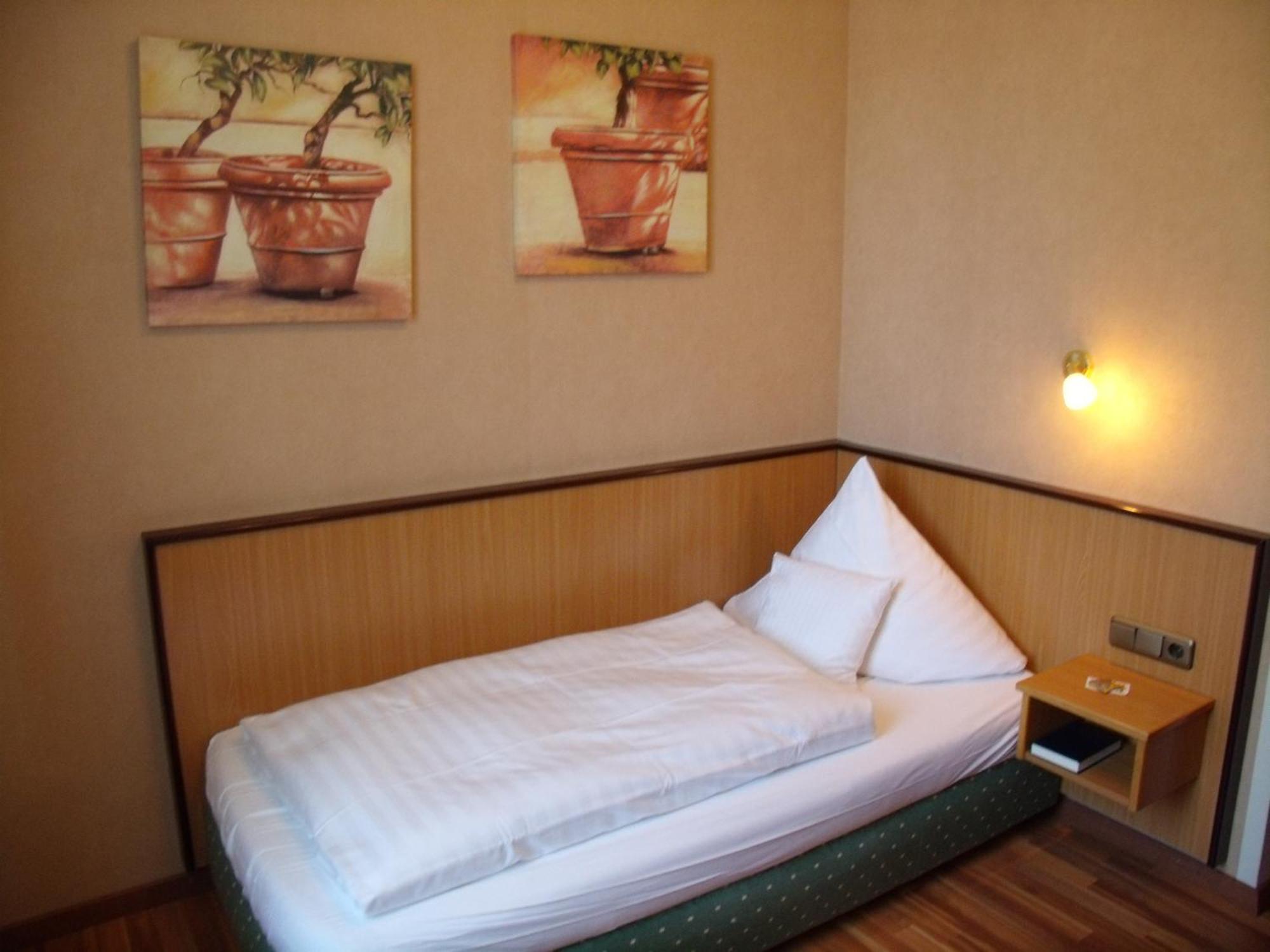 Landhotel Zum Niestetal ภายนอก รูปภาพ